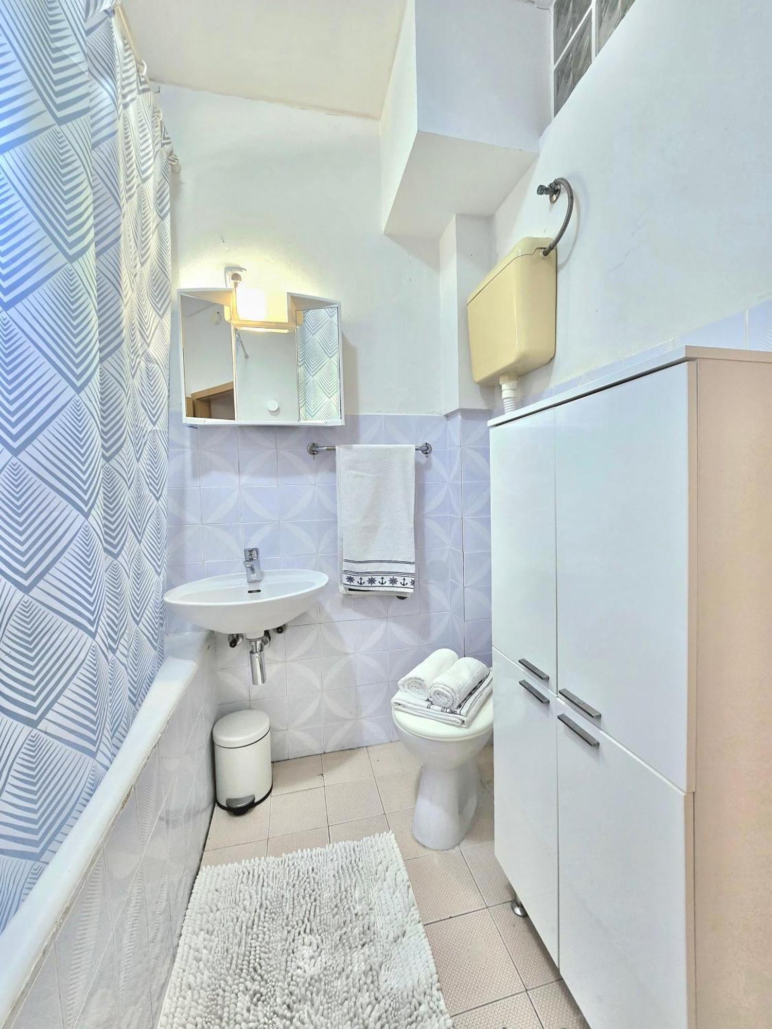 Elite Flos Apartment